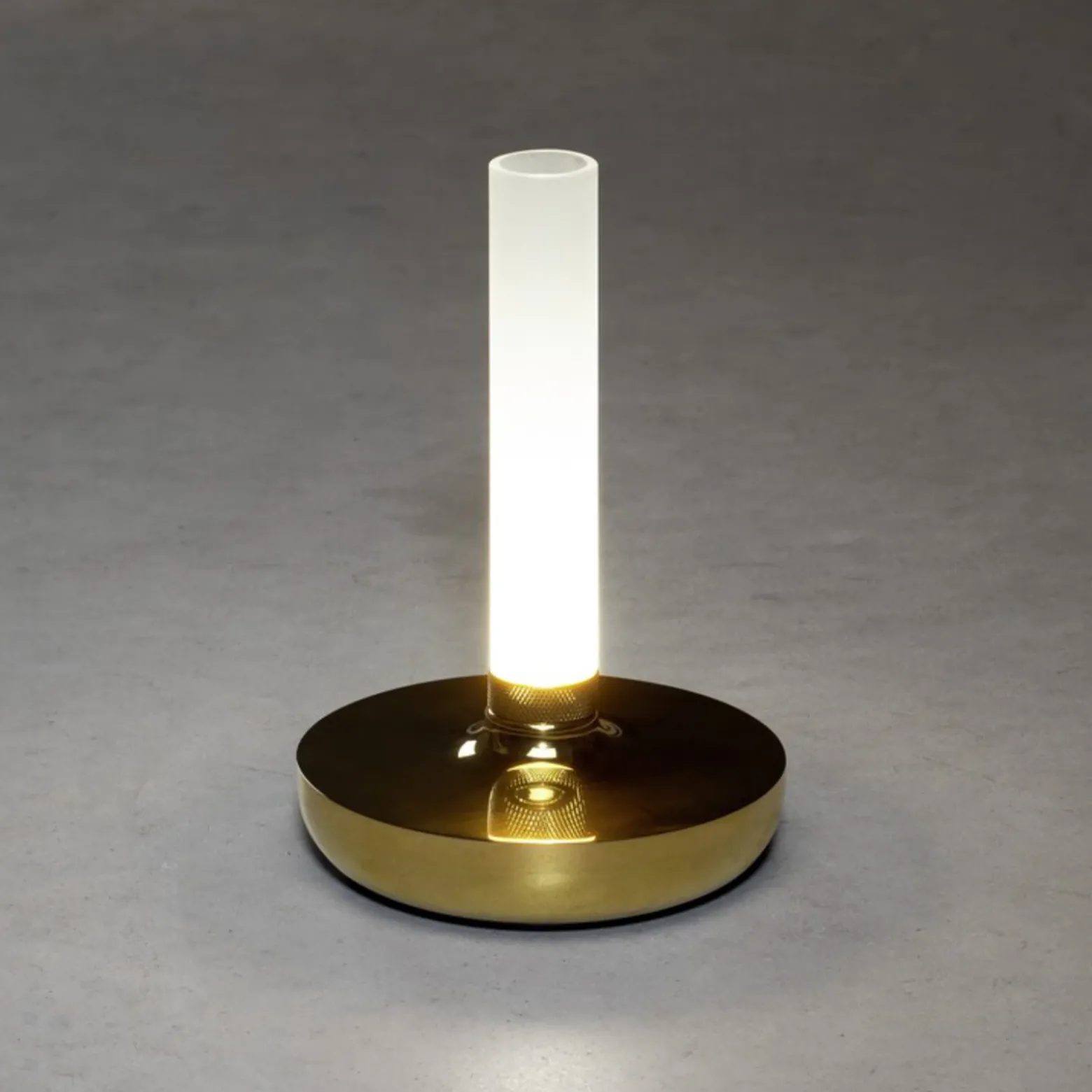 Lámpara de mesa LED Biarritz IP54 batería CCT, oro