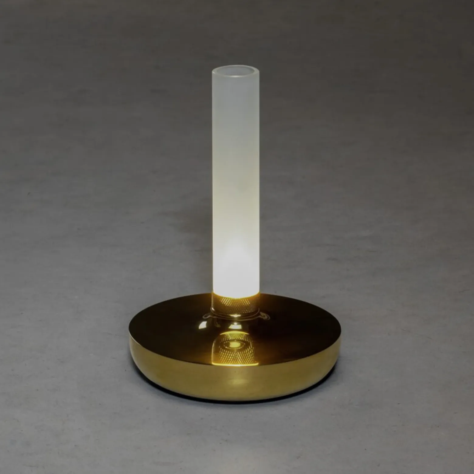 Lámpara de mesa LED Biarritz IP54 batería CCT, oro