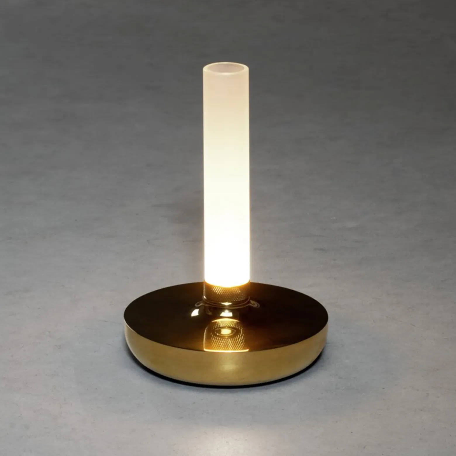 Lámpara de mesa LED Biarritz IP54 batería CCT, oro