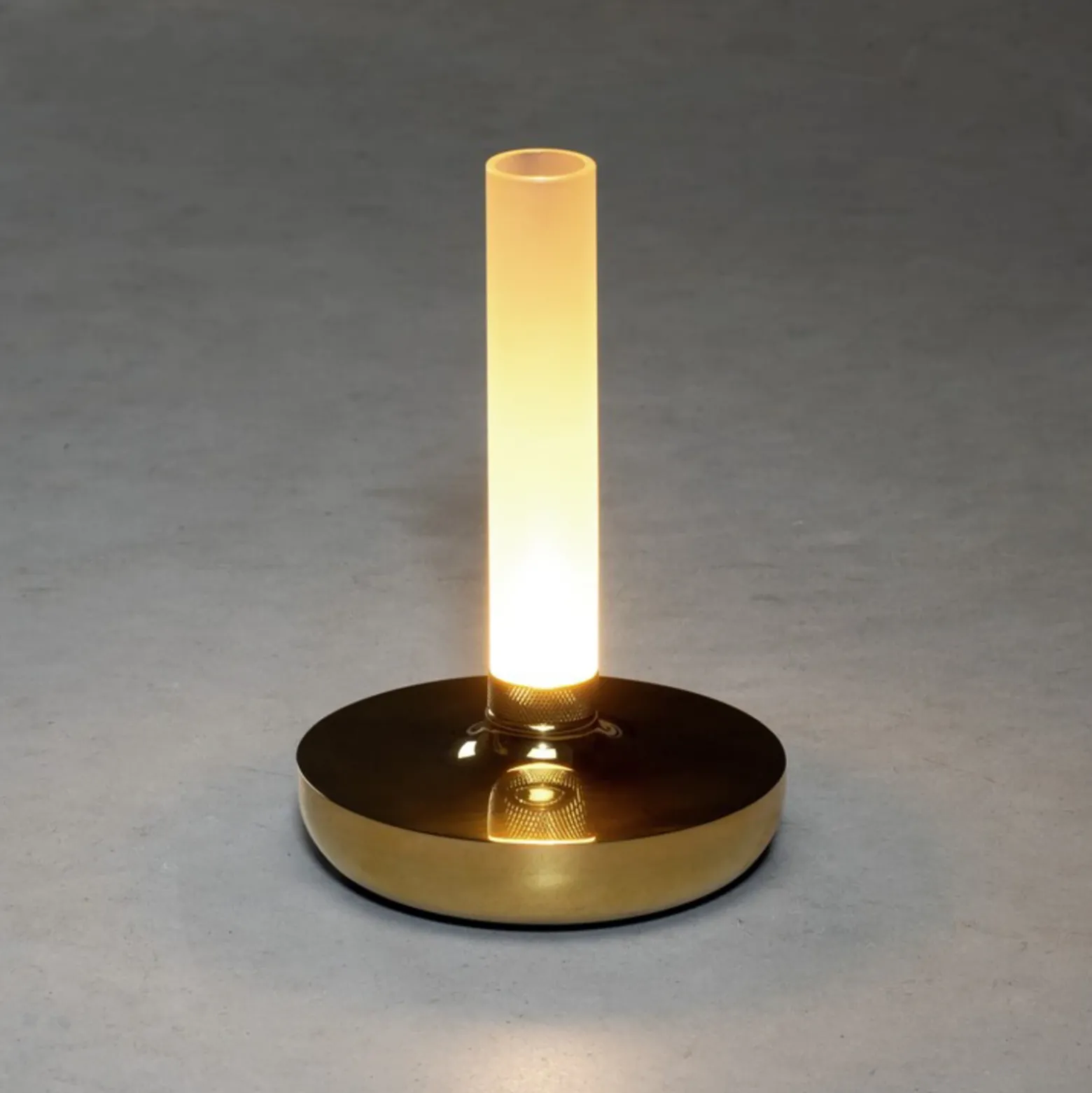 Lámpara de mesa LED Biarritz IP54 batería CCT, oro