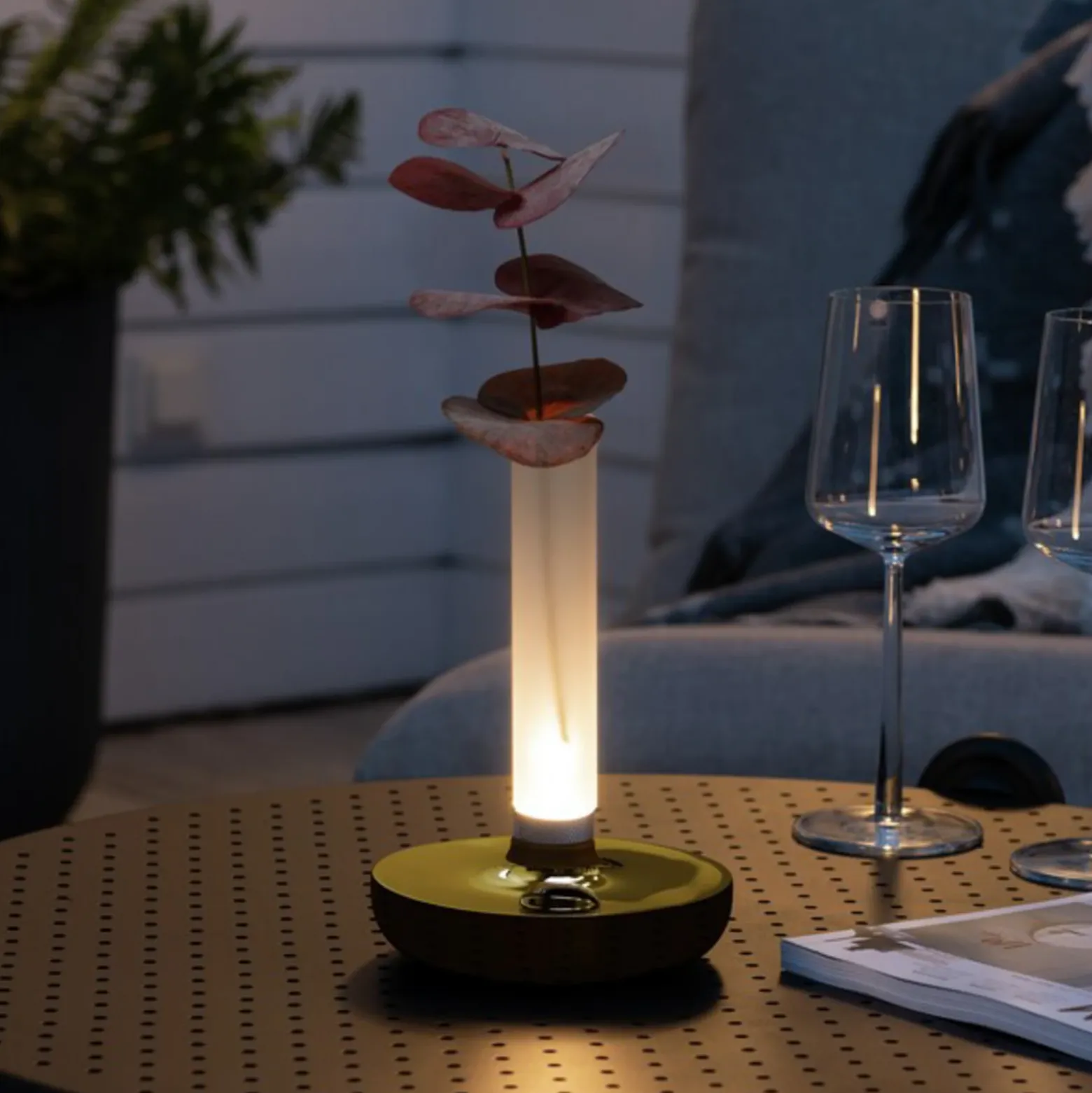 Lámpara de mesa LED Biarritz IP54 batería CCT, oro