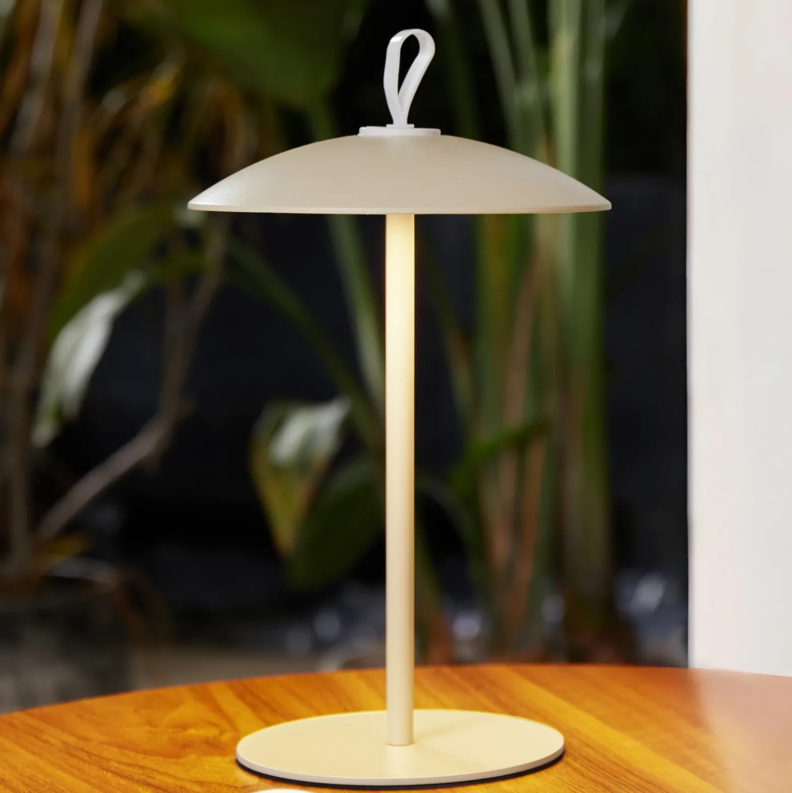 Lámpara de mesa LED con batería de Lindby Kanani, beige, atenuable