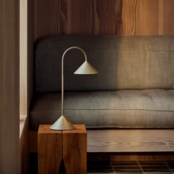 Lámpara de mesa LED FRANDSEN Grasp, gris arena, altura 47 cm