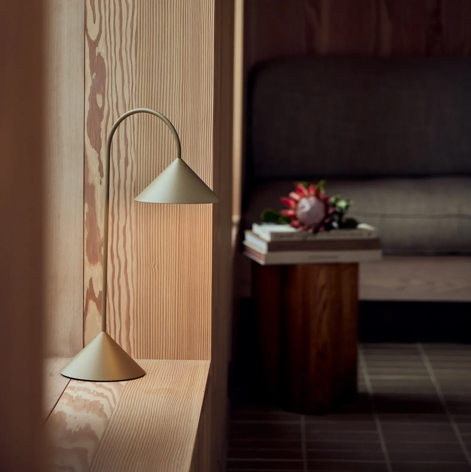 Lámpara de mesa LED FRANDSEN Grasp, gris arena, altura 47 cm