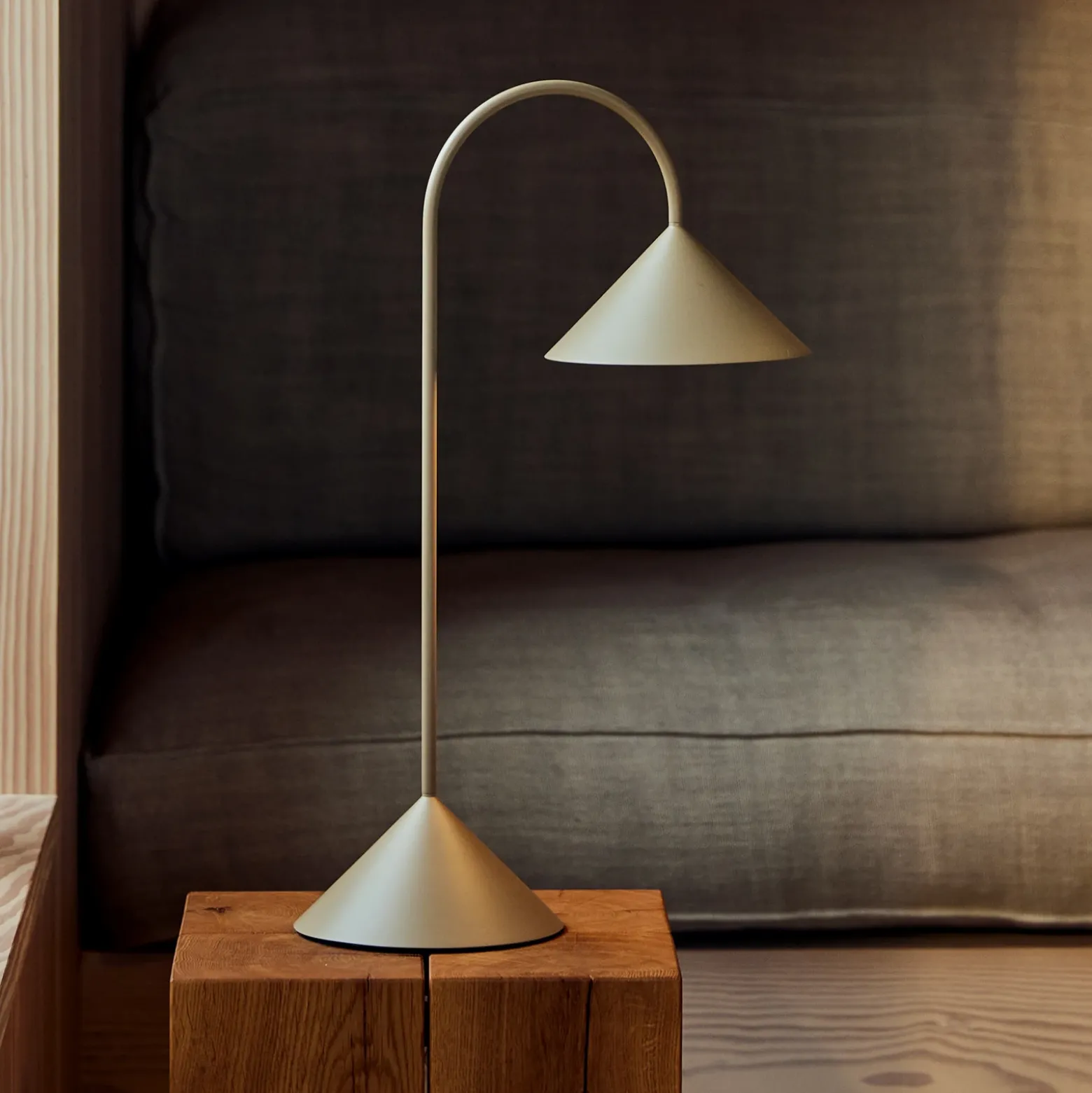 Lámpara de mesa LED FRANDSEN Grasp, gris arena, altura 47 cm