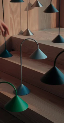 Lámpara de mesa LED FRANDSEN Grasp, gris arena, altura 47 cm