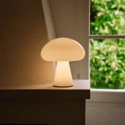 Lámpara de mesa LED Gubi Obello, blanco perla, IP44, cristal