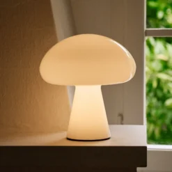 Lámpara de mesa LED Gubi Obello, blanco perla, IP44, cristal