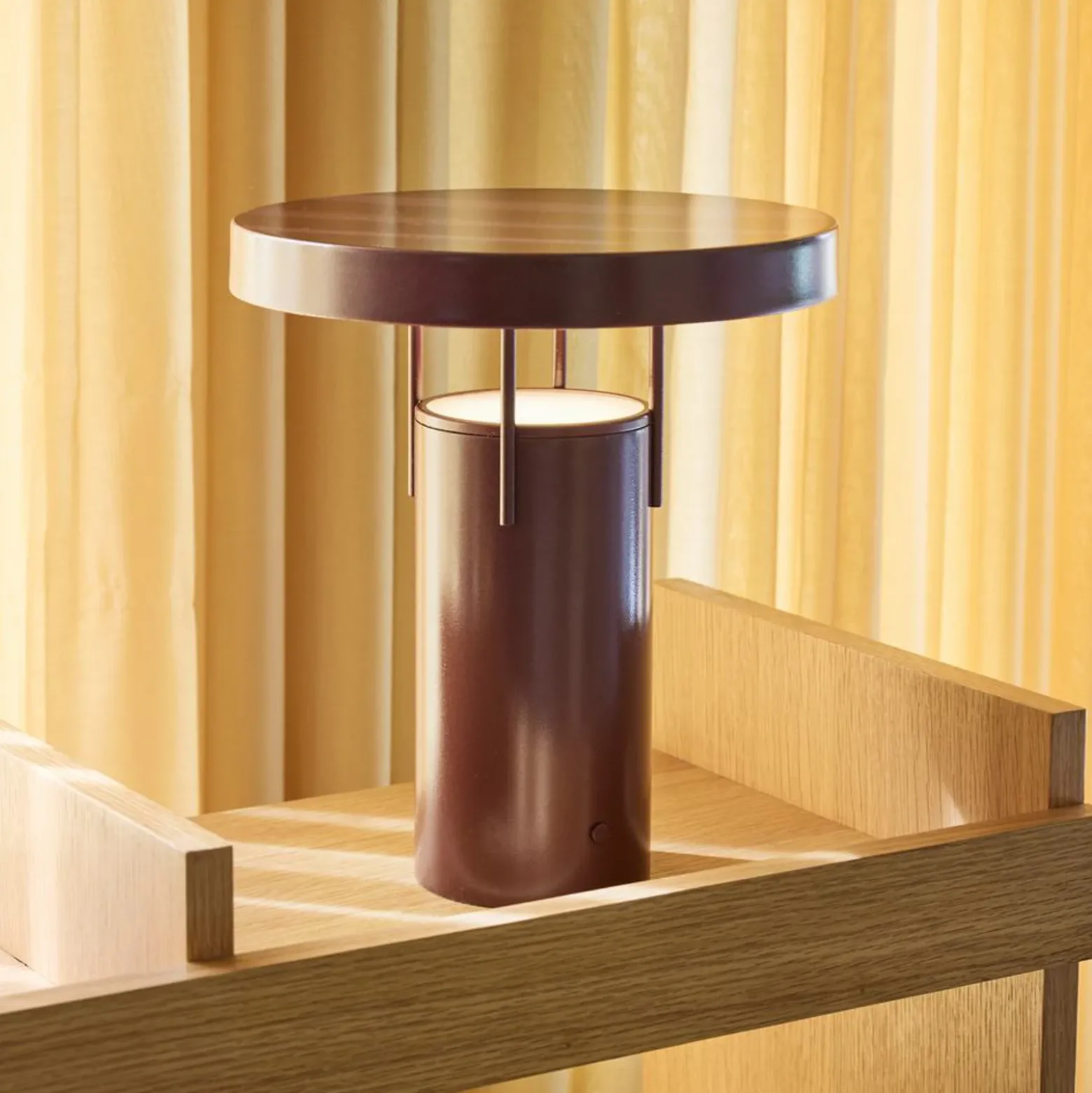 lámpara de mesa LED HÜBSCH BringMe, burdeos metalizado, 28 cm
