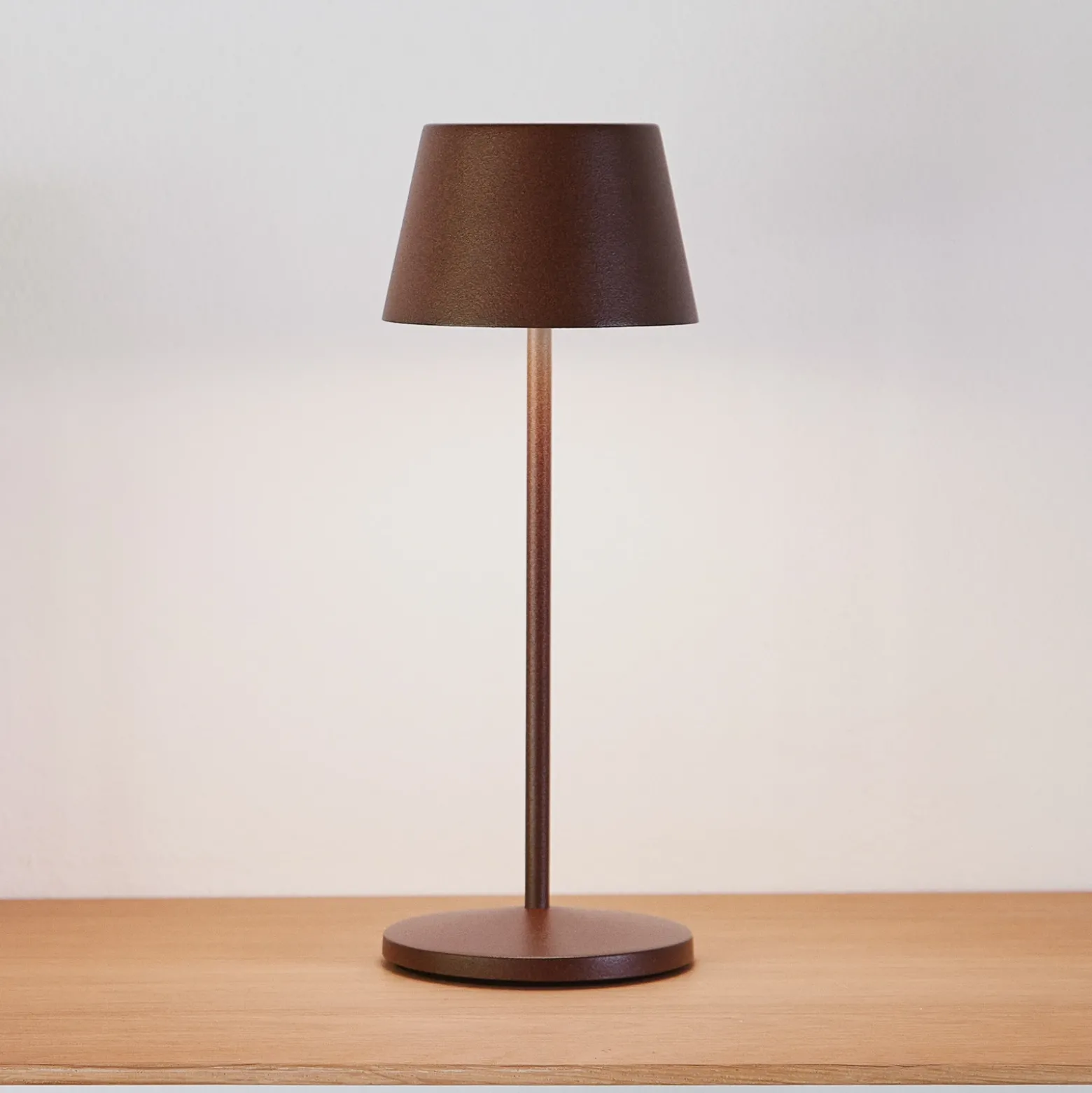 Lámpara de mesa LED LOOM DESIGN Modi Micro, IP65, corten
