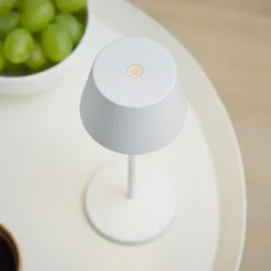 Lámpara de mesa LED LOOM DESIGN Modi Micro, IP65, blanca