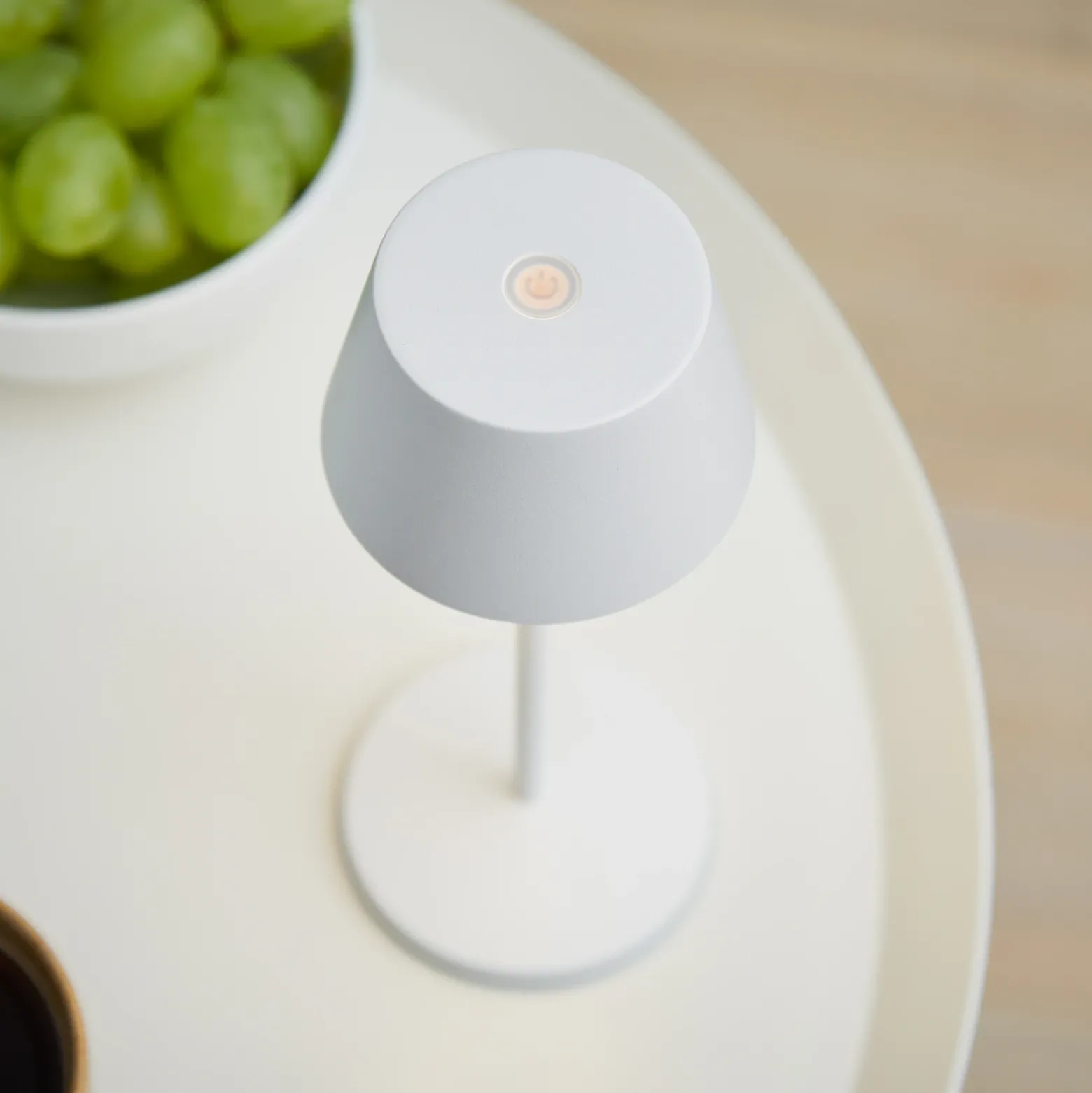 Lámpara de mesa LED LOOM DESIGN Modi Micro, IP65, blanca
