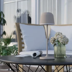 Lámpara de mesa LED Mannera con batería, arena