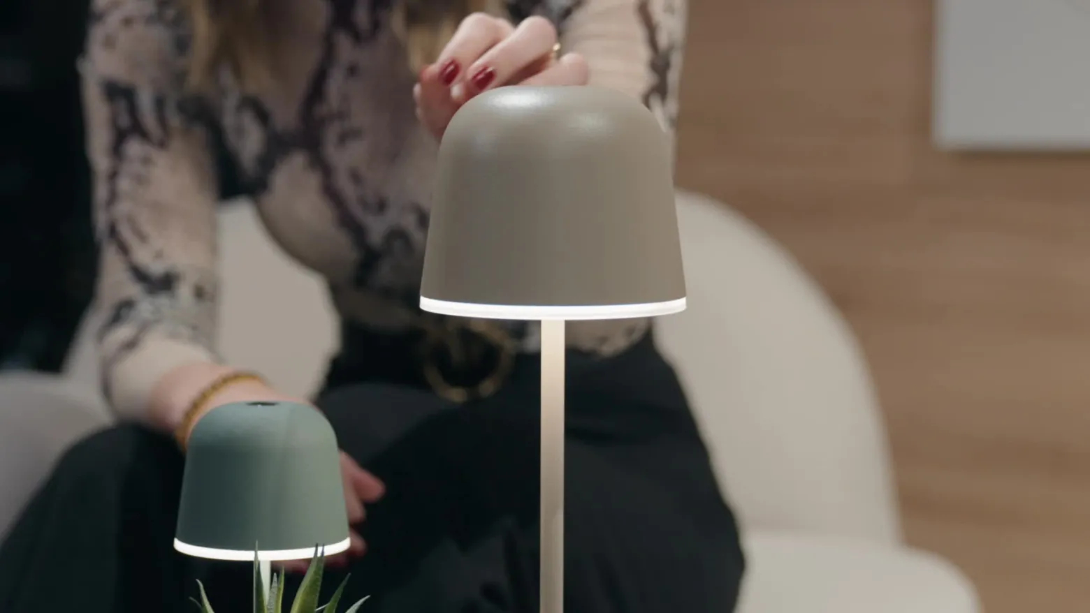 Lámpara de mesa LED Mannera con batería, arena