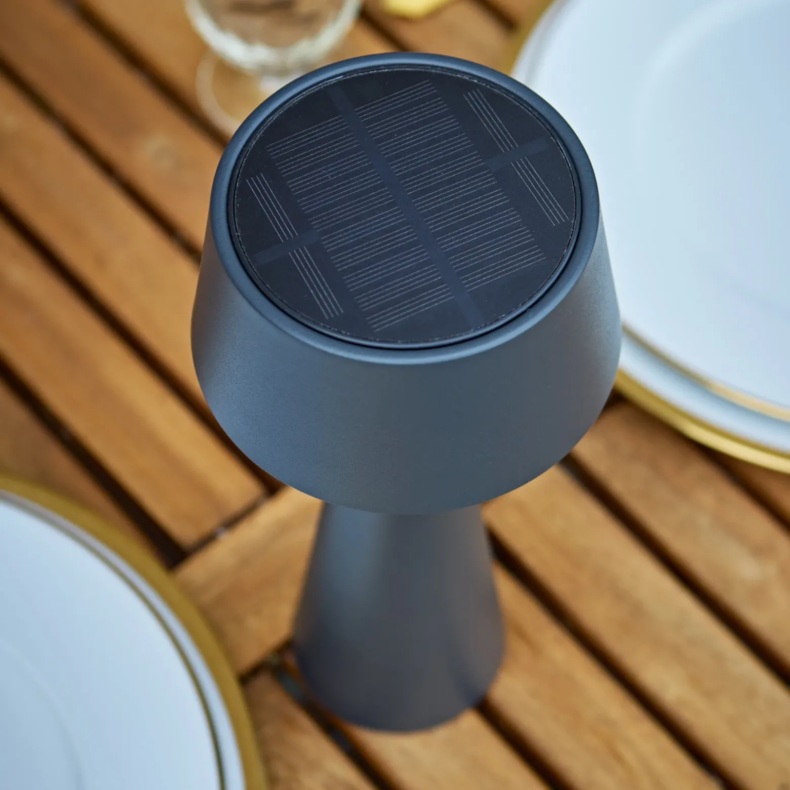 Lámpara de mesa LED recargable Solino, grafito, solar/USB, 26 cm IP44