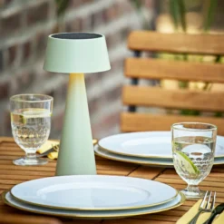 Lámpara de mesa LED recargable Solino, verde, solar/USB, 26 cm, IP44