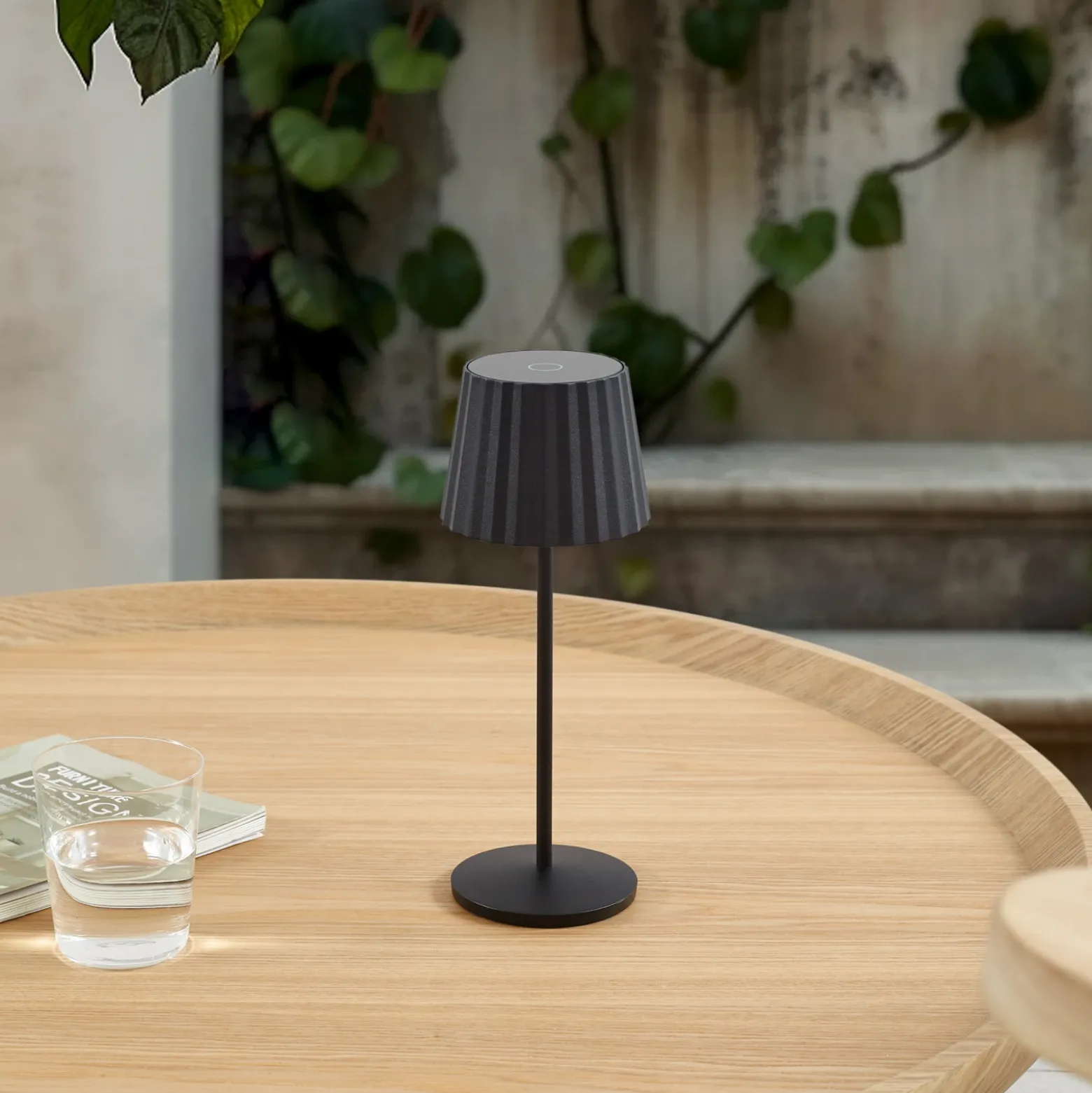 Lámpara de mesa LED recargable Lindby Esali, negra, metal, IP65