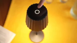Lámpara de mesa LED recargable Lindby Esali, negra, metal, IP65
