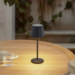 Lámpara de mesa LED recargable Lindby Esali, negra, metal, IP65