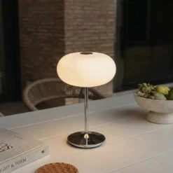 Lámpara de mesa LED recargable Lucande Anoria, cromada/blanca, cristal, IP44,