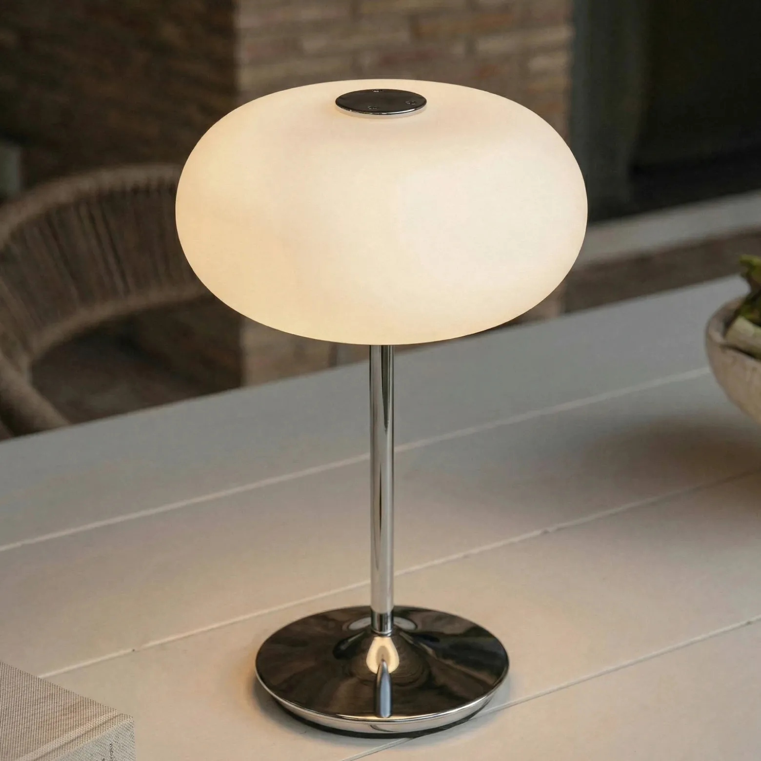 Lámpara de mesa LED recargable Lucande Anoria, cromada/blanca, cristal, IP44,