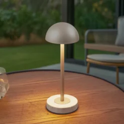 Lámpara de mesa LED recargable Lindby Pippin, dorada/travertino, IP44