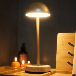 Lámpara de mesa LED recargable Lindby Pippin, dorada/travertino, IP44