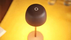 Lámpara de mesa LED recargable Lindby Arietty, marrón, atenuable, IP65