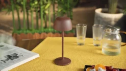 Lámpara de mesa LED recargable Lindby Arietty, marrón, atenuable, IP65