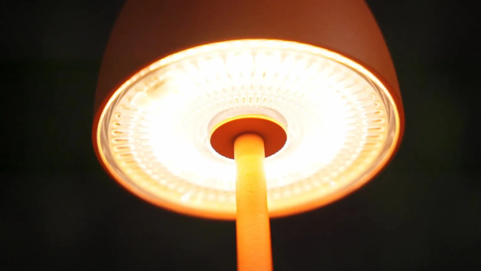 Lámpara de mesa LED recargable Arietty de Lindby, naranja, atenuable, IP65