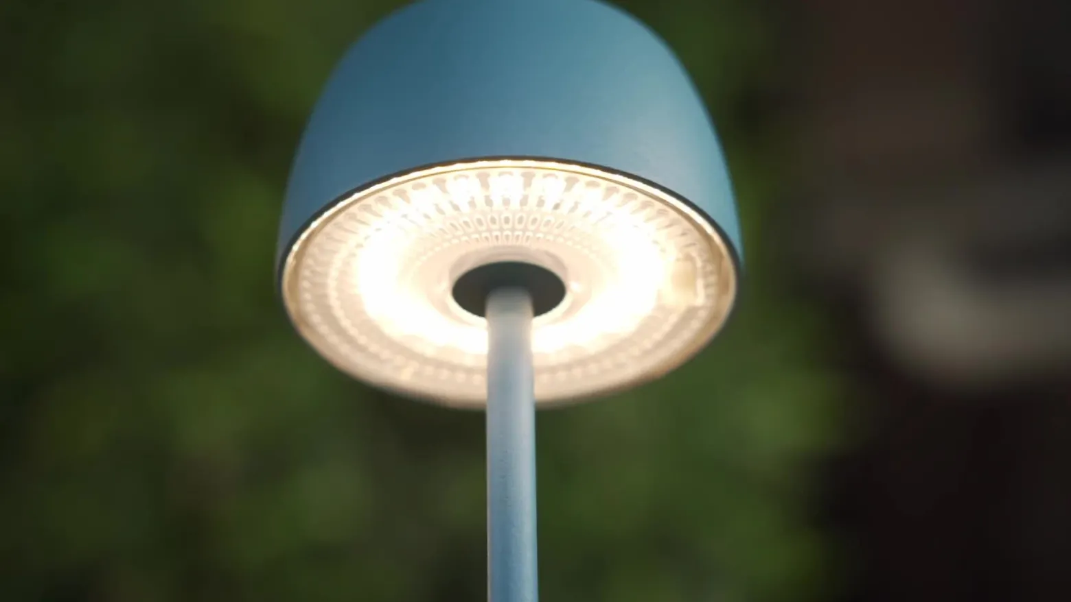Lámpara de mesa LED recargable Lindby Arietty, azul, atenuable, IP65