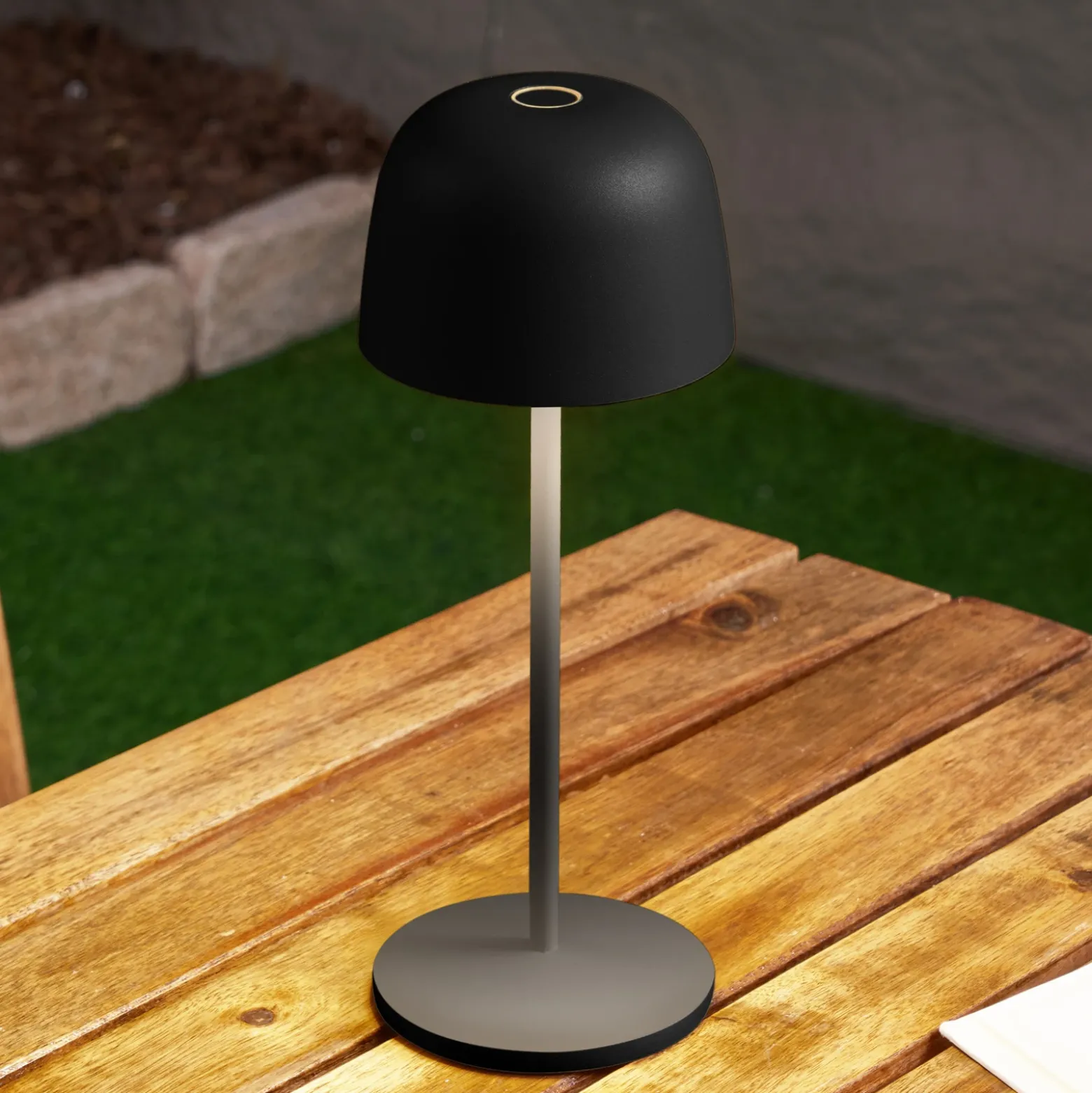 Lámpara de mesa LED recargable Lindby Arietty, negra, atenuable, IP65