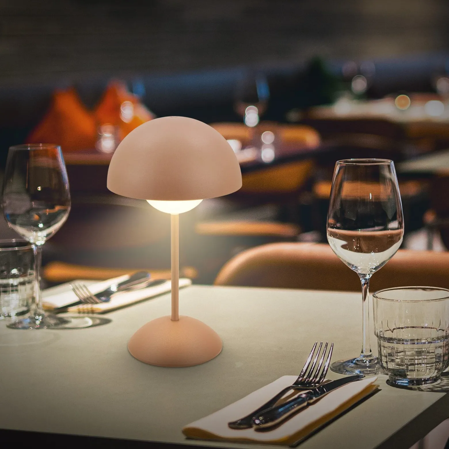 Lámpara de mesa LED recargable Kugle, marrón, metal, IP44, atenuable