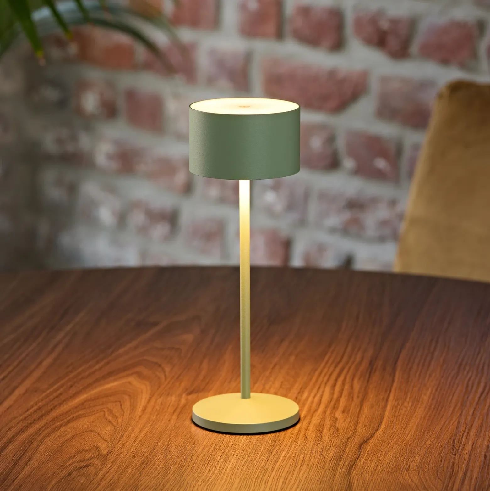 Lámpara de mesa LED recargable Veluna, verde, altura 25 cm, IP44, atenuable, CCT
