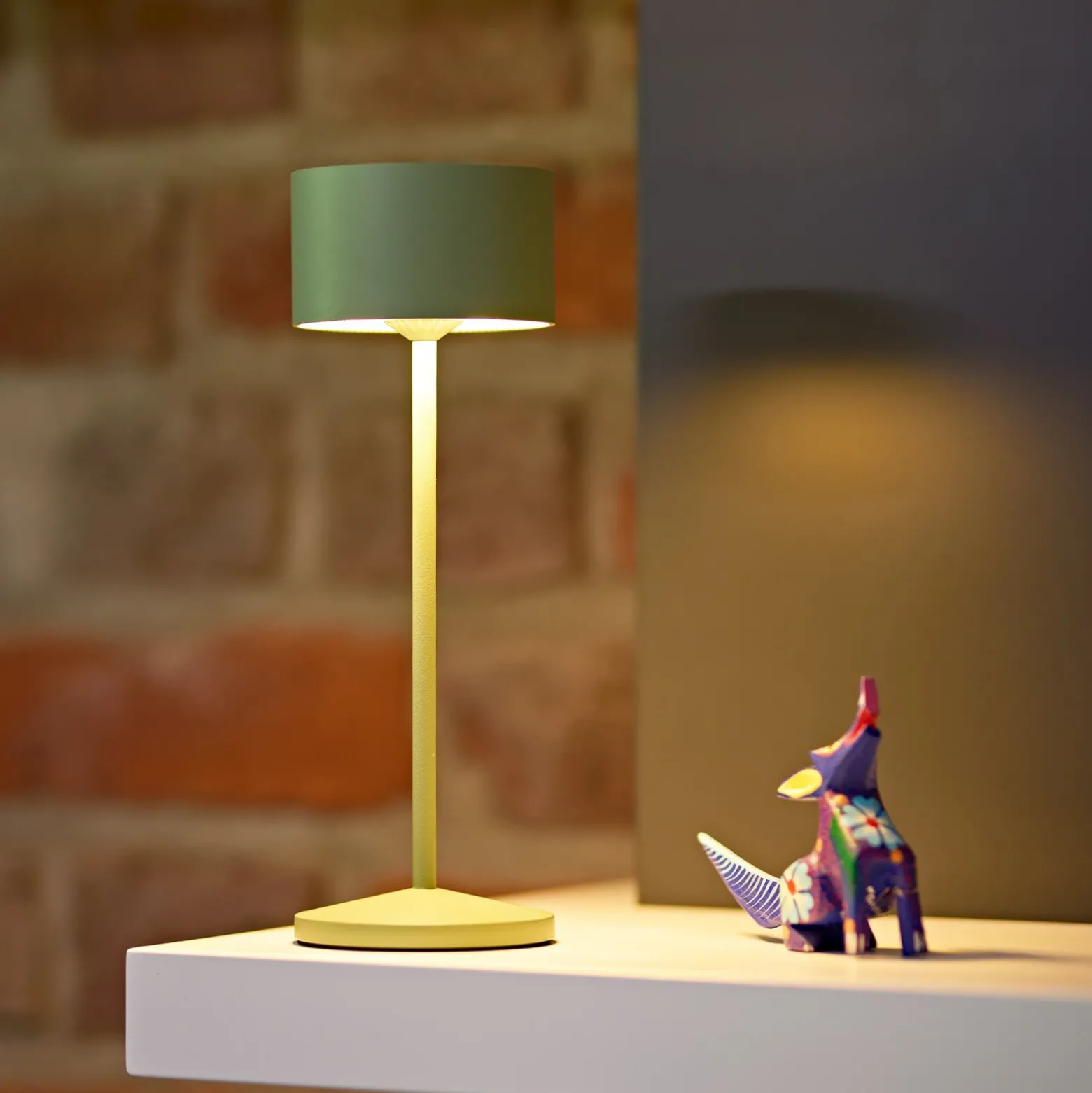 Lámpara de mesa LED recargable Veluna, verde, altura 25 cm, IP44, atenuable, CCT
