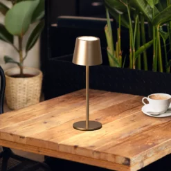 Lámpara de mesa LED recargable Roxi, color café, metal, IP54, atenuador