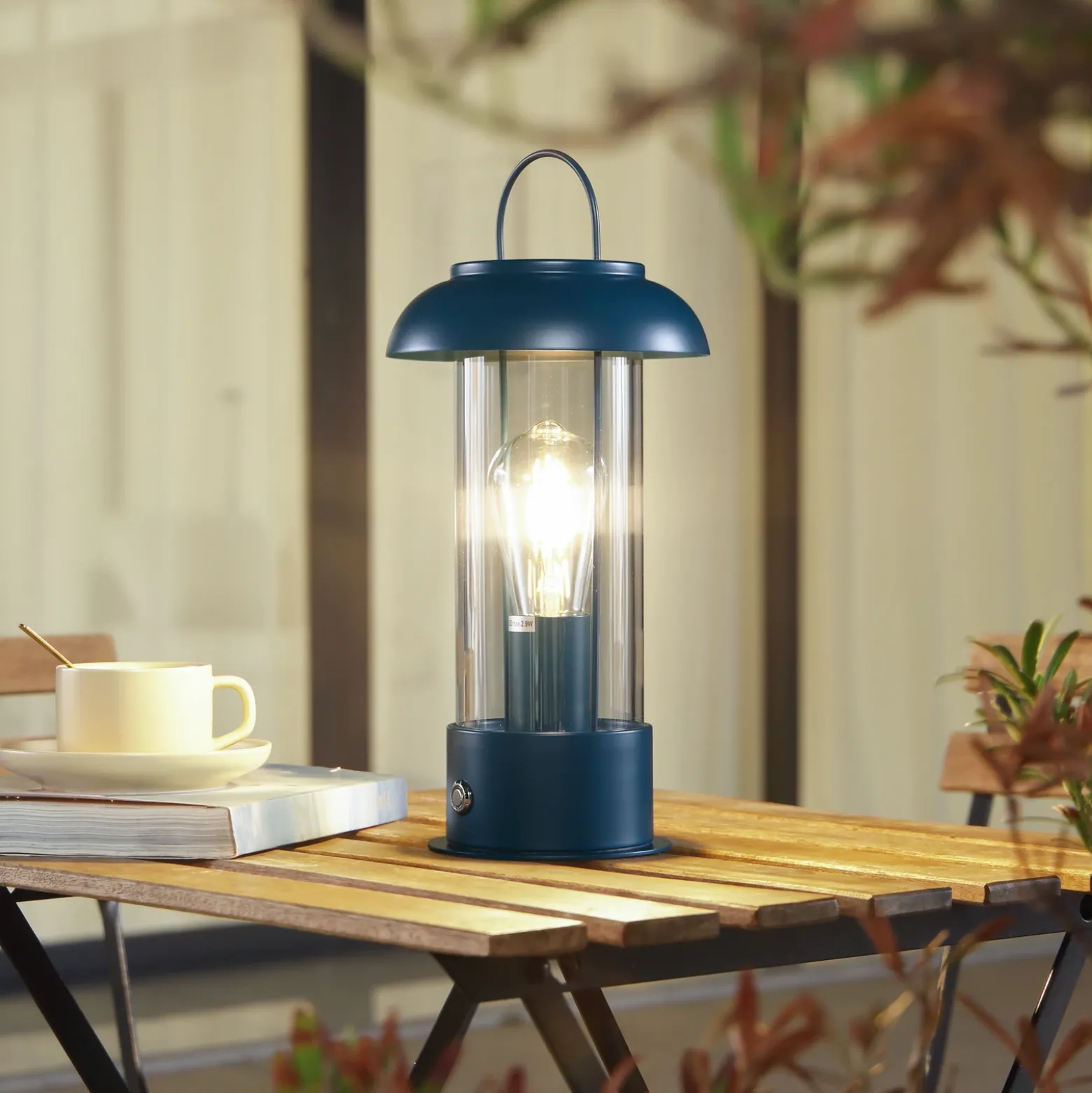 Lámpara de mesa LED recargable Lindby Yvette, azul, IP44, regulador táctil