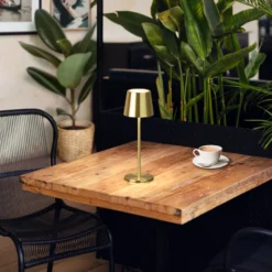 Lámpara de mesa LED recargable Roxi, color latón, metal, IP54, atenuador