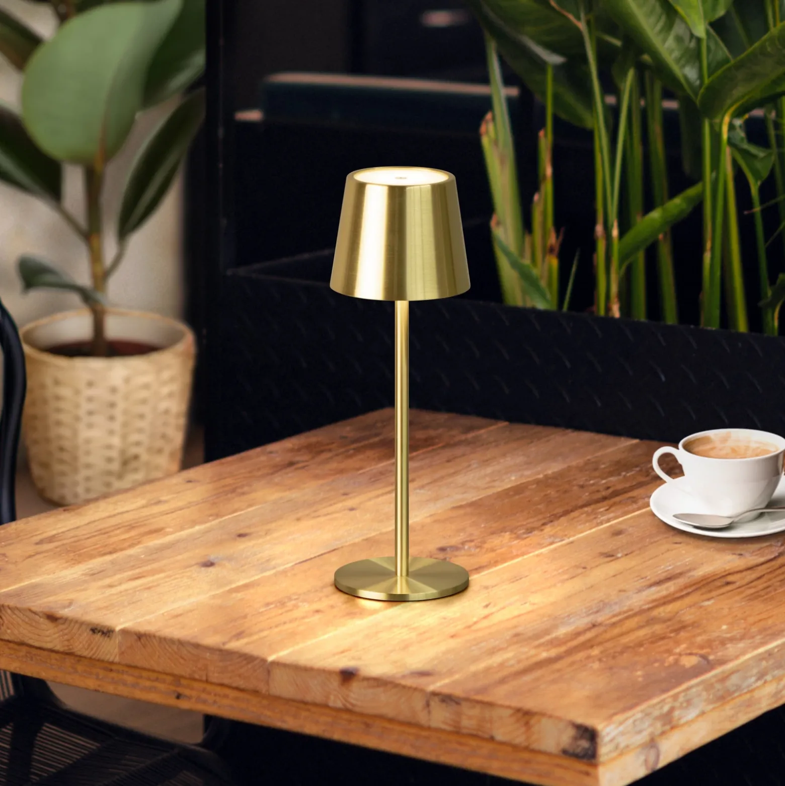Lámpara de mesa LED recargable Roxi, color latón, metal, IP54, atenuador