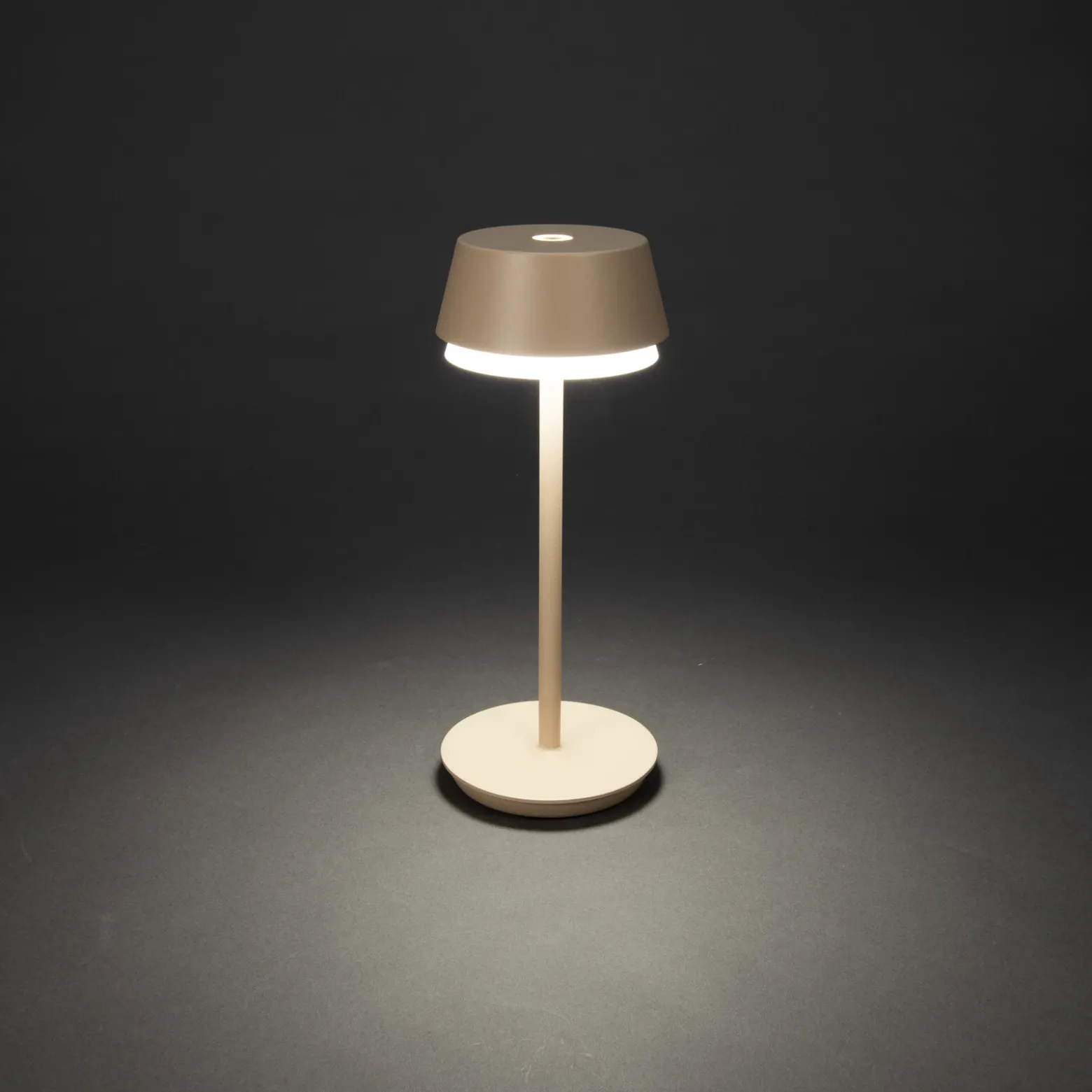 Lámpara de mesa LED recargable Lyon, color arena, IP54, atenuador, CCT, RGB