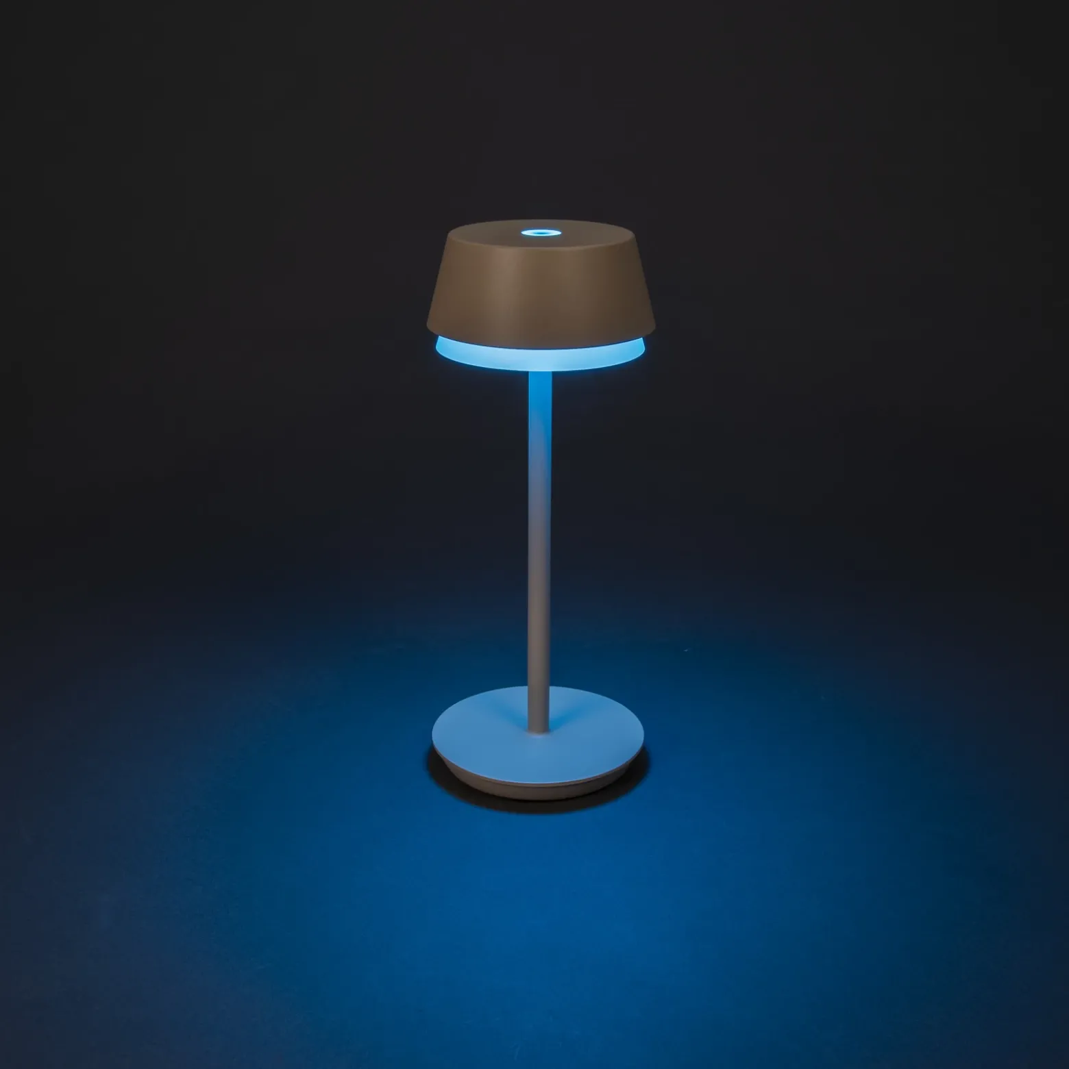 Lámpara de mesa LED recargable Lyon, color arena, IP54, atenuador, CCT, RGB