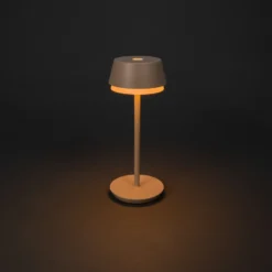 Lámpara de mesa LED recargable Lyon, color arena, IP54, atenuador, CCT, RGB