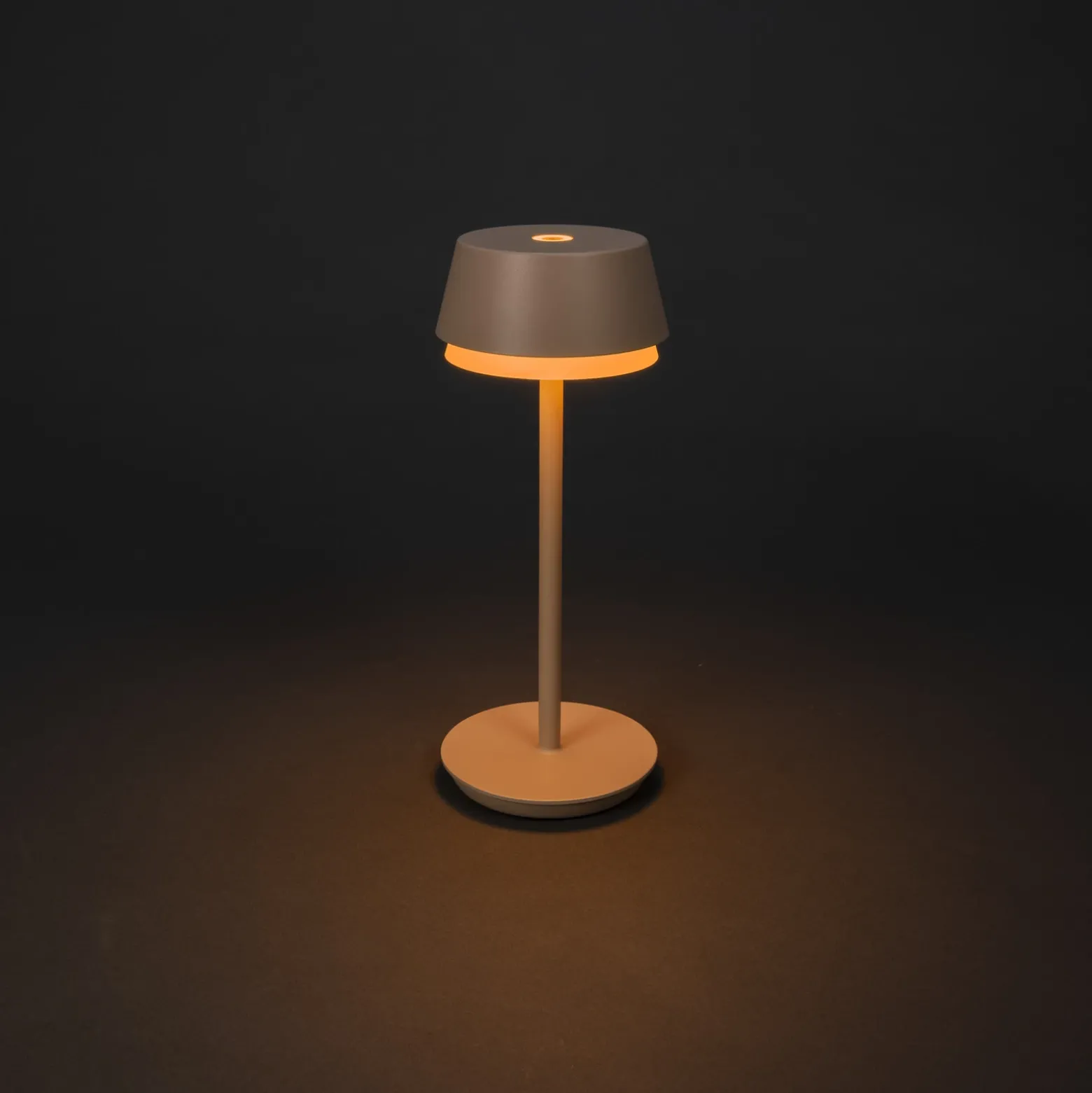 Lámpara de mesa LED recargable Lyon, color arena, IP54, atenuador, CCT, RGB