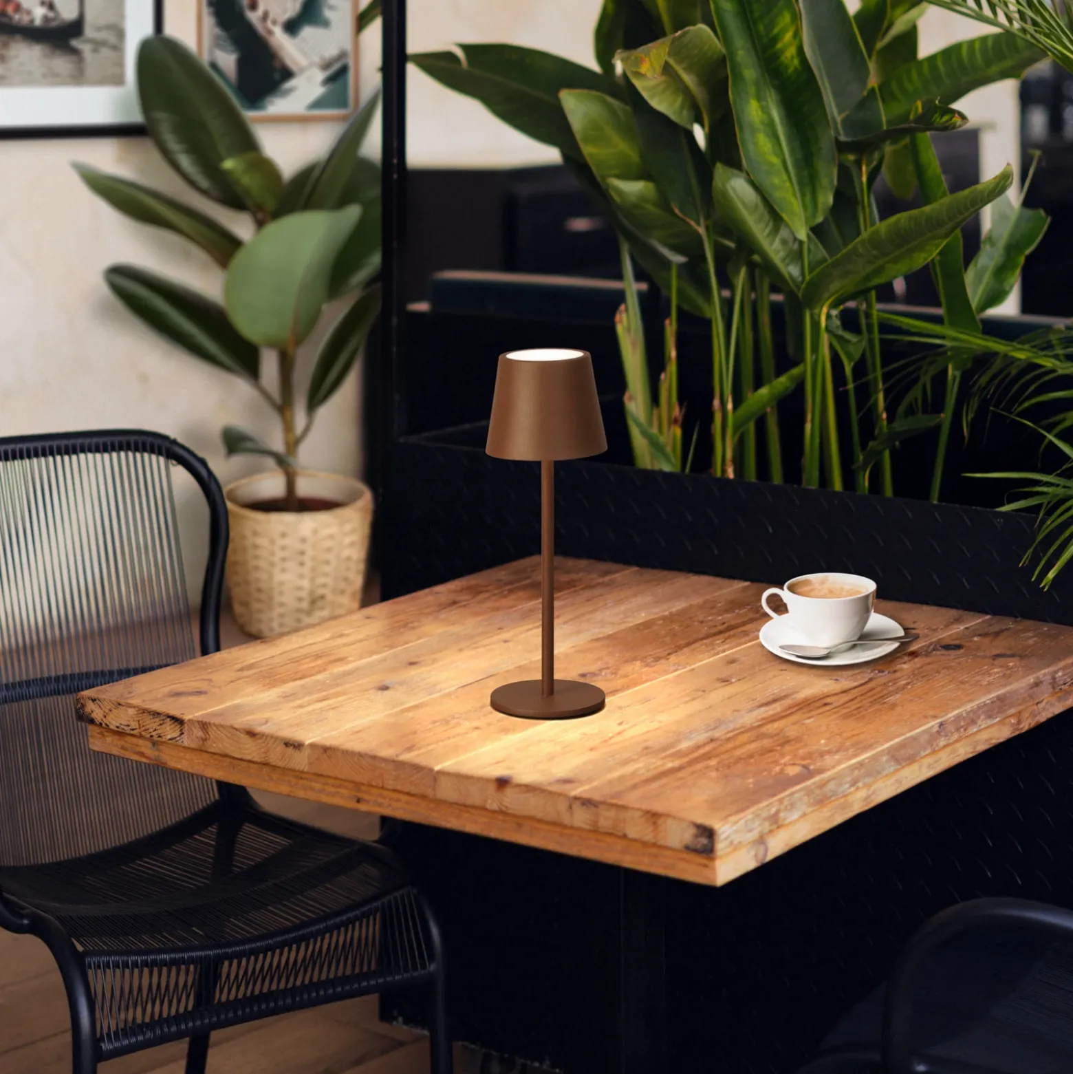 Lámpara de mesa LED recargable Roxi, color óxido, metal, IP54, atenuador