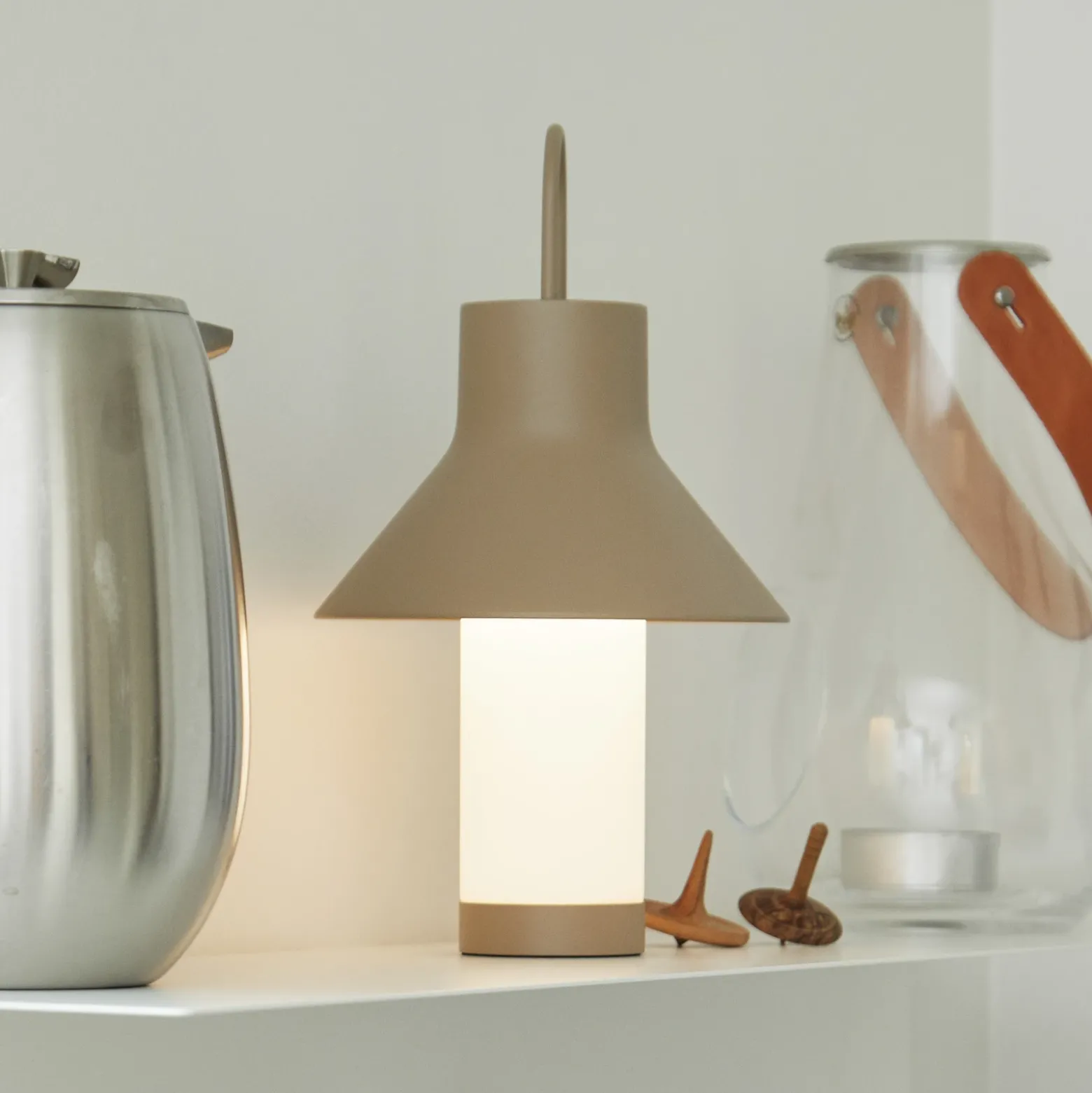 Lámpara de mesa LED recargable LOOM DESIGN Shadow Small, beige, IP65