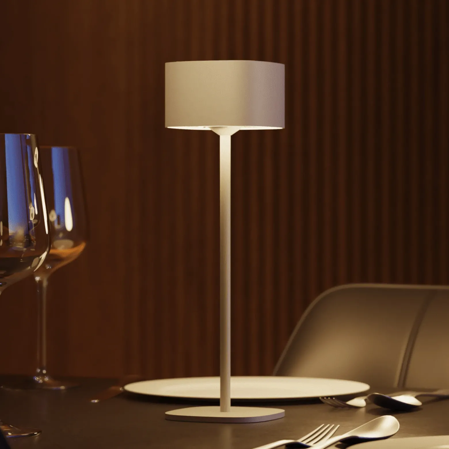 Lámpara de mesa LED recargable Calex Serino, arena, aluminio, 2700 K