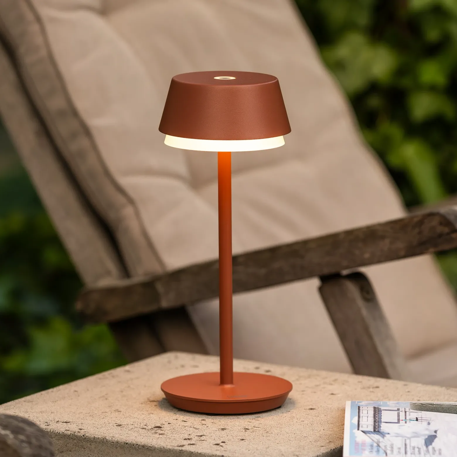 Lámpara de mesa LED recargable Lyon, terracota, IP54, atenuador, CCT, RGB