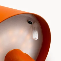 Lámpara de mesa LED recargable KARE Animal Rabbit, naranja, IP54, 29 cm