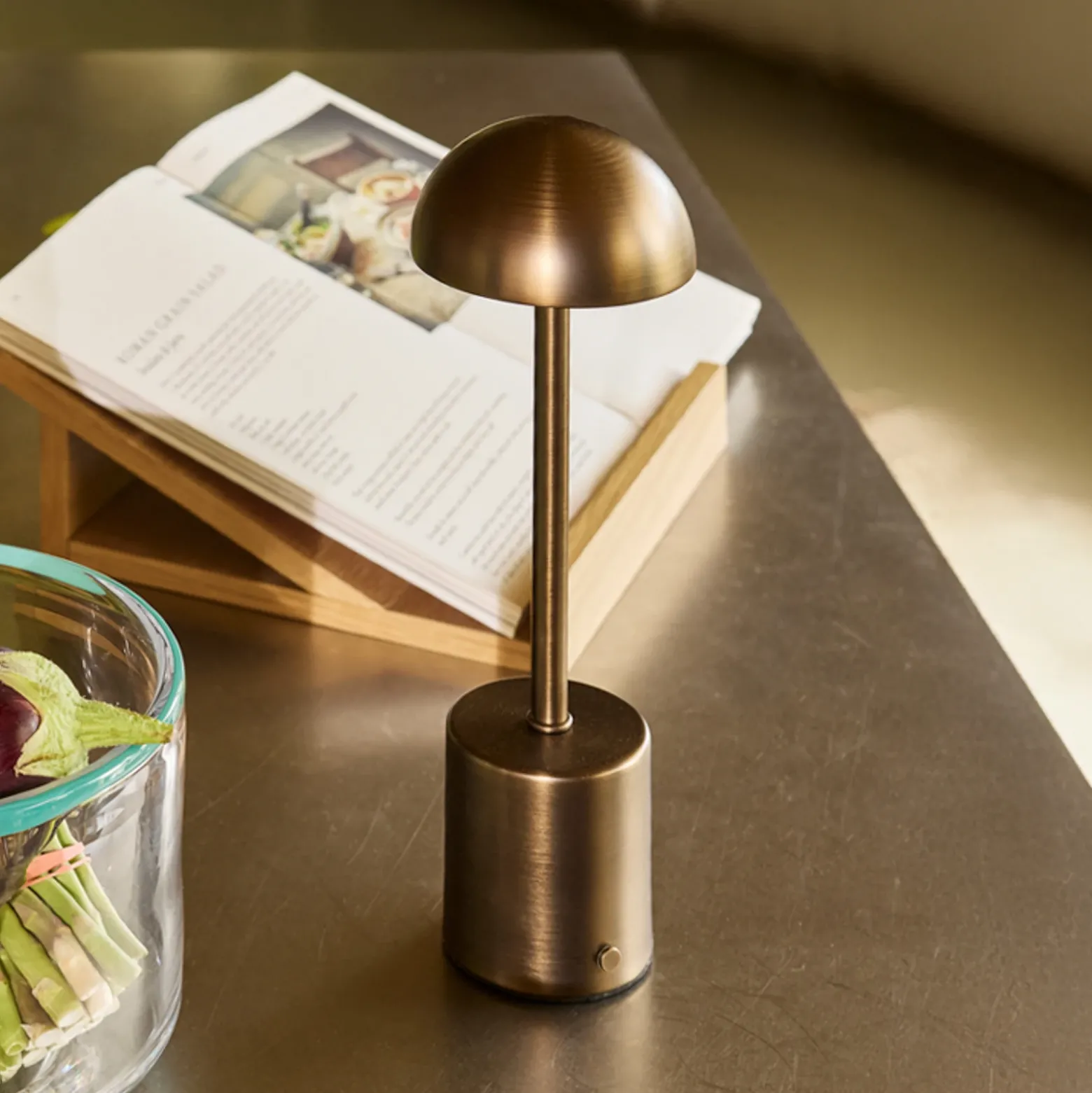 Lámpara de mesa LED recargable Taten, latón bruñido, altura 30 cm