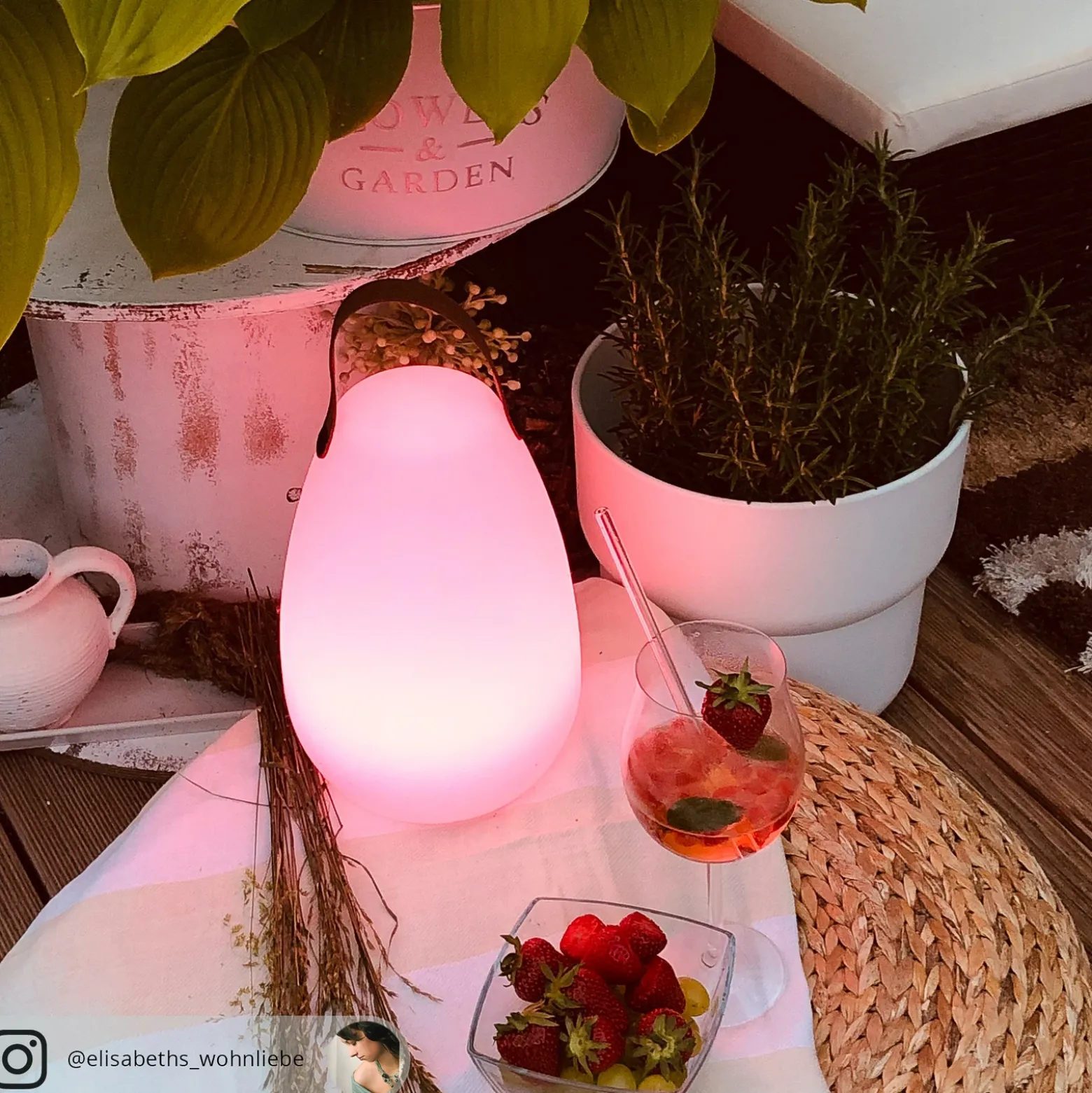 Lámpara de mesa LED recargable Ruby, Ø 18 cm, blanca, IP44, RGB atenuable